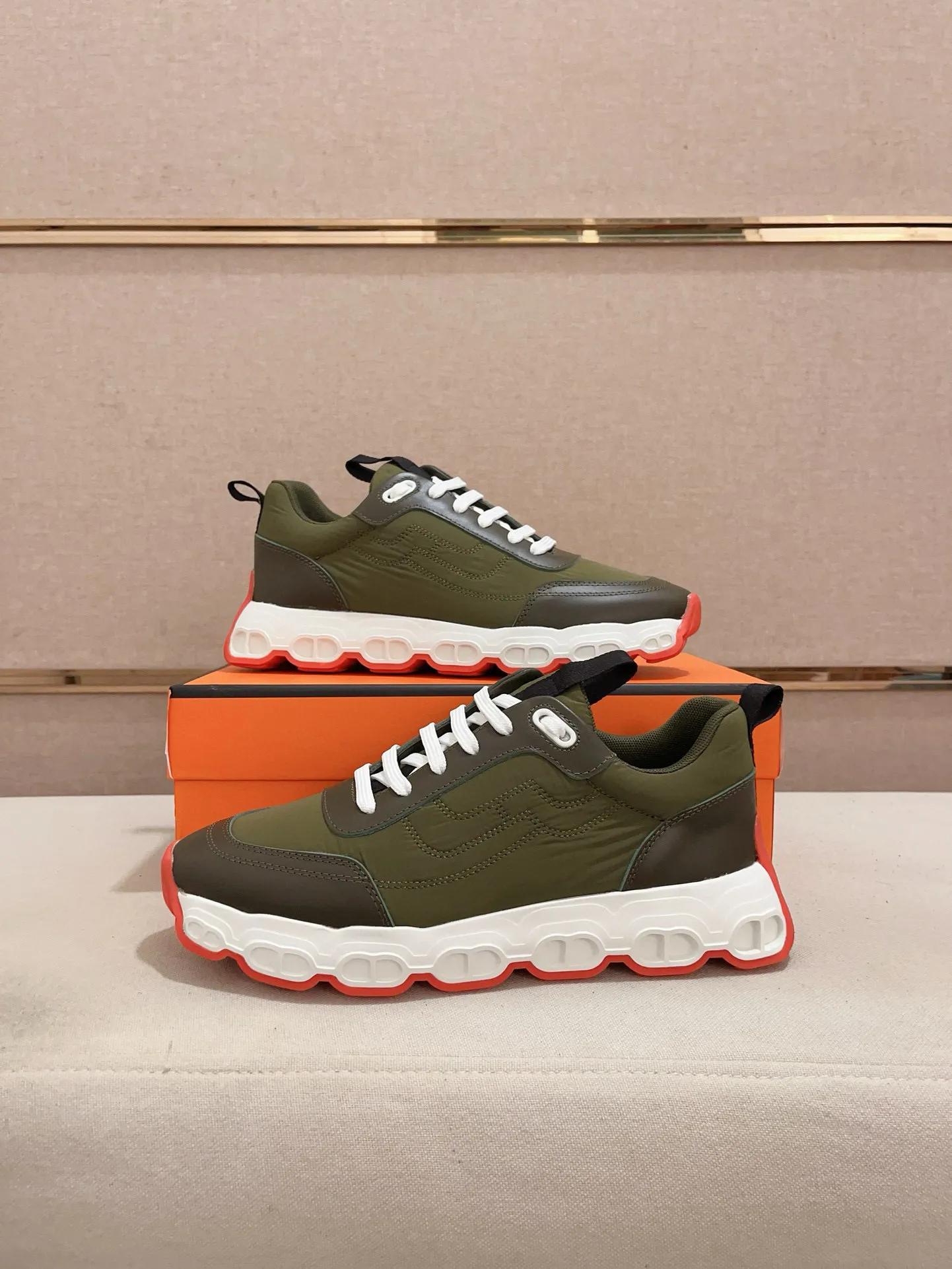 Factory price: 460💰《HERMES》【Classic Original Version】Hermès; Top 🔝 Purchasing Agency 🔍🔍 Men's latest 🇺🇸 counters are on sale simultaneously, original imported from Italy ▲▲First-layer cowhide ▲▲ (high-end, extravagance and class) times) Exquisite workmanship (Italian 🇮🇹Imported water-dyed 🐂cowhide lining) sole: Original sole provided by the original factory, ⚠️exclusive double-layer activity·TPR·rubber·combined molded outsole; super comfortable·wear-resistant·non-slip·environmental protection The real thing is more beautiful if you take the real thing (high quality, follow the order), you can enter and exit the counter at will * Number of yards: 38·39·40·41·42·43·44# (can be customized 45.)